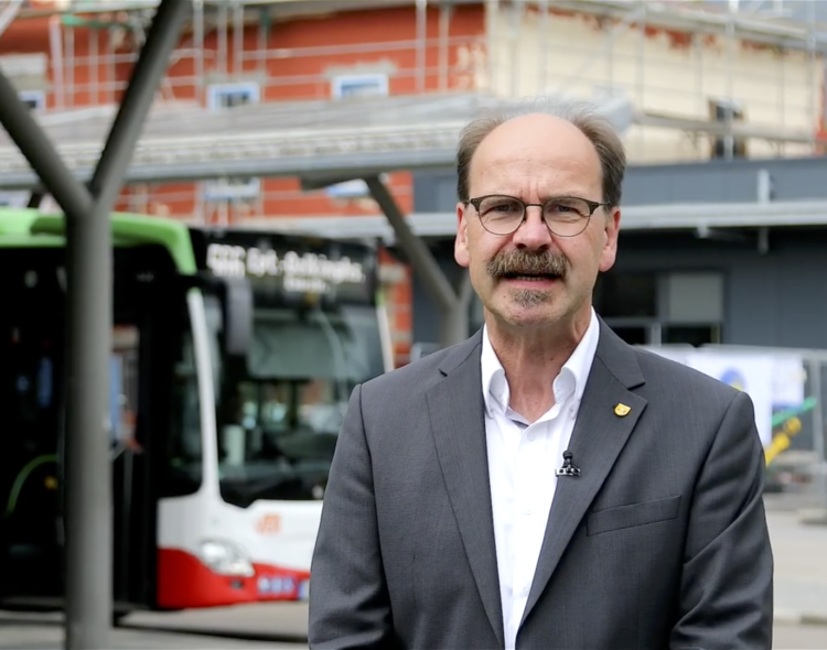 Der moderne Verkehrsknoten in unserer Stadt